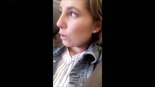 Une brune caresse sa chatte dans un avion Une brune caresse sa chatte dans un avion