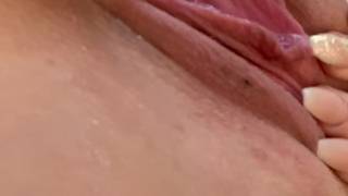 Masturbation d'une blonde perverse à l'aide d'un godemiché Masturbation d'une blonde perverse à l'aide d'un godemiché