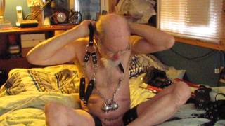 Vieux gay fait du bdsm en solo Vieux gay fait du bdsm en solo