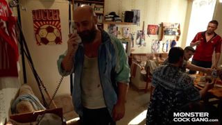 Un mari partage sa femme avec son gang