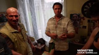 Le plouc partage sa passion de baiser une fille avec ses cousins