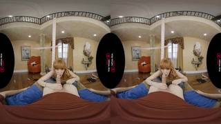 En réalité virtuelle, une blonde chevauche un mec en POV En réalité virtuelle, une blonde chevauche un mec en POV