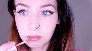 La femme de la webcam se masturbe en solo et s'humidifie La femme de la webcam se masturbe en solo et s'humidifie