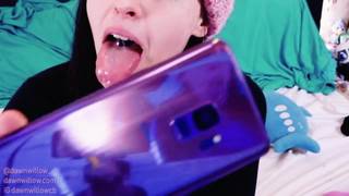 Fille curieuse expérimentant des sextoys récemment achetés Fille curieuse expérimentant des sextoys récemment achetés