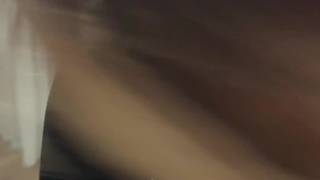 Il lui demande de se déshabiller et finit par lui éjaculer sur le cul