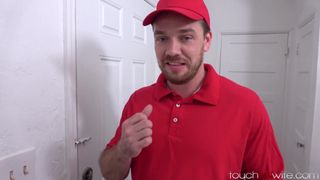 Un livreur de pizza baise Addison Lee sous le regard de son mari cocu