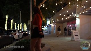 Brune se promène partout et montre ses nichons quand elle veut