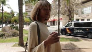 Une ebony blonde montre ses seins dans la rue