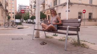 Cassandra exhibe ses seins, dans un show érotique en public