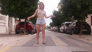 Cassandra exhibe ses seins, dans un show érotique en public Cassandra exhibe ses seins, dans un show érotique en public