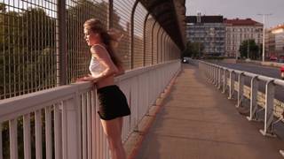 Une teen blonde visite la ville et montre son corps nu