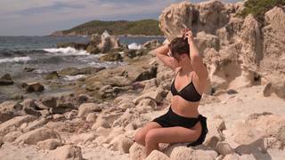 Elle est complètement nue et sans retenue sur la plage Brune, Petits Seins, Lingerie Sexy, Exhibition, Dogging, Solo, Plage