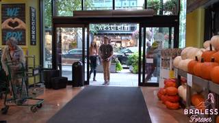 Lily est allée faire du shopping dans un chemisier transparent Lily est allée faire du shopping dans un chemisier transparent