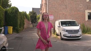 Ce que Bernie aime le plus, c'est de montrer son corps nu partout