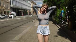 Cassandra est heureuse quand elle montre ses seins dans les rues