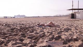 Olivia est allée se faire bronzer les seins et la chatte sur la plage