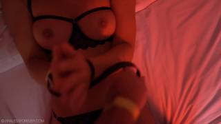 Tout ce qu'elle a à faire, c'est de sucer des bites et de se toucher Tout ce qu'elle a à faire, c'est de sucer des bites et de se toucher