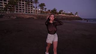 Ses seins nous émerveillent en se promenant sur la plage !