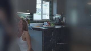 Il invite deux filles et les baise dans la cuisine Il invite deux filles et les baise dans la cuisine