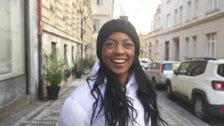 La fille noire montre ses seins à tous ceux qui la voient dans la rue