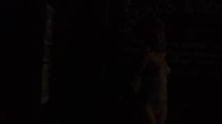 Elle sort nue la nuit pour que quelqu'un la baise !