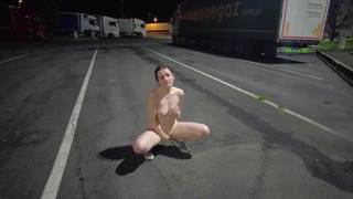 La française se déshabille en marchant dans les rues sombres !
