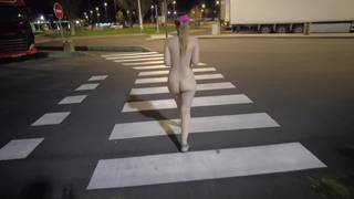 La française se déshabille en marchant dans les rues sombres !