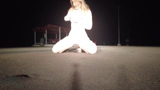 Elle a honte quand elle se masturbe dans un parking public !