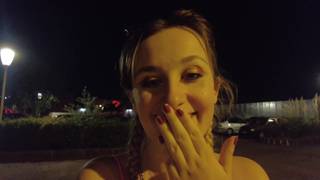 Louise se trouve dans un désert avec plusieurs queues à sucer