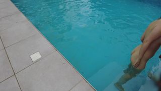 Jeune fille ardente dans un trio avec Bukkake sauvage