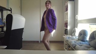 La Française Louise sait qu'on n'aime pas la voir se masturber seule