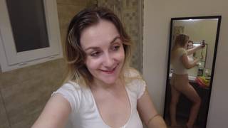 Louise est une fille française qui se masturbe avec son gode !