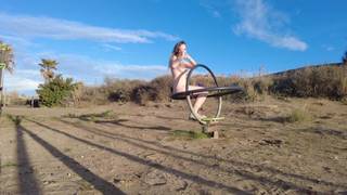 Française s'exhibe et se masturbe dehors avec un gode multicolore