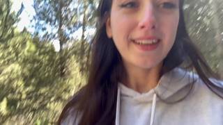 La sympathie de cette jeune brune en suçant est excitante !