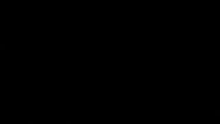 Une Française branle la bite de son mec pendant le cam show