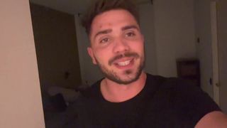 Son petit ami lui propose de le sucer le pénis pour montrer aux fans