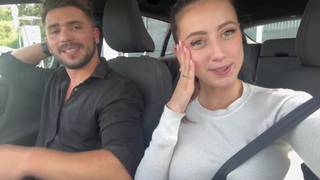 Cette teen aime le faire avec deux hommes qui la baisent fort