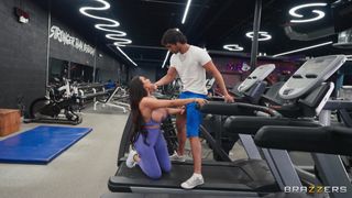 La musculation excite Nataly Ordonez qui baise avec le mec d'à côté