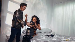 Après avoir échangé des cadeaux BDSM Demi Sutra se fait baiser