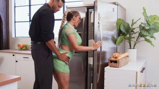 Kayley Gunner reconnaît un client et le baise dans sa cuisine French Kiss, Strip-Tease, Cunnilingus, Blowjob