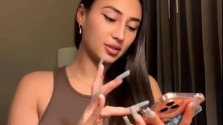 Astrid Nelsia fait un live coquin où elle montre ses seins