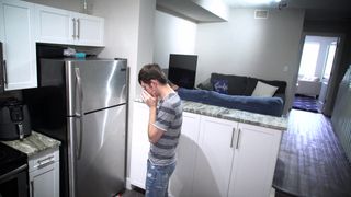 Il fait une farce à son demi-frère pendant qu'il se masturbe