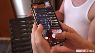 Ces mecs s'ennuient tellement qu'ils commencent à se sucer la queue