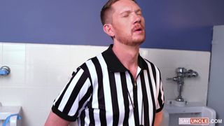 Arbitre trouve le twink dans les toilettes et lui fait sucer sa bite