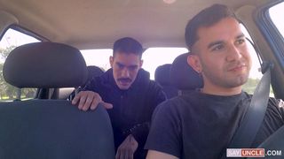Chauffeur de taxi fait un détour pour sucer la bite de son client