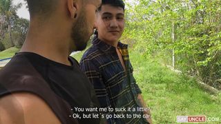 Un chauffeur Uber se fait sucer par un client latino