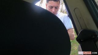 En attendant le mécanicien, il sort sa bite pour le twink