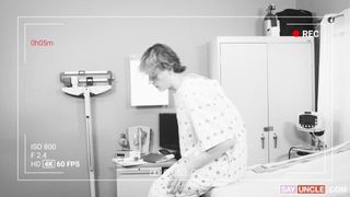 Le docteur met sa langue et ses doigts dans le trou du cul de ce twink