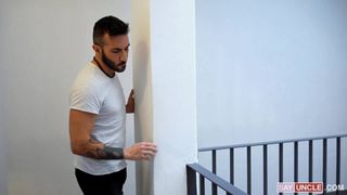 Le petit ami est trop fatigué, alors il suce le trou du cul du voisin Le petit ami est trop fatigué, alors il suce le trou du cul du voisin