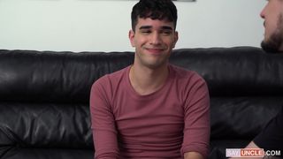 Un jeune fait une fellation à un autre pour qu'il organise une fête